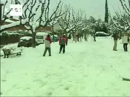 Ejemplos del uso de "precipitaciones en forma de nieve".