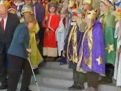 Angela Merkel reaparece con muletas