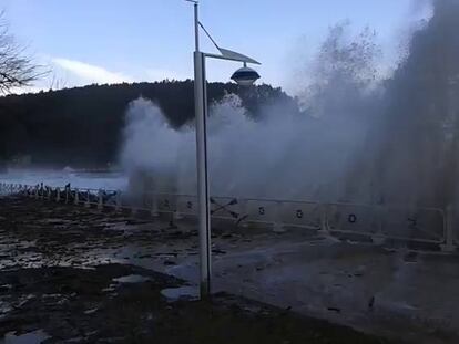 Un cámara aficionado capta el oleaje en la playa de Santa Marina de Ribadesella (Asturias)