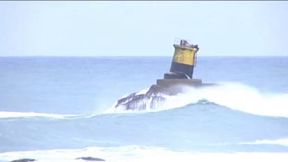 The force of the sea breaks the Burela lighthouse in Lugo.