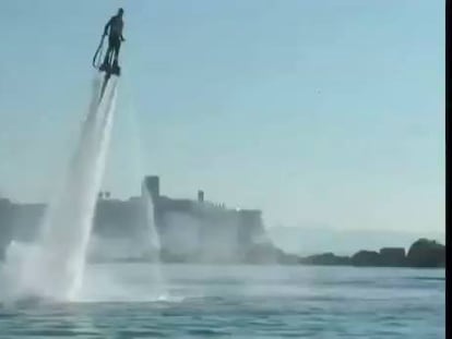 Un hombre practica flyboard.