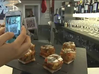 Un cliente utiliza la aplicación móvil para saber las características de la tapa.
