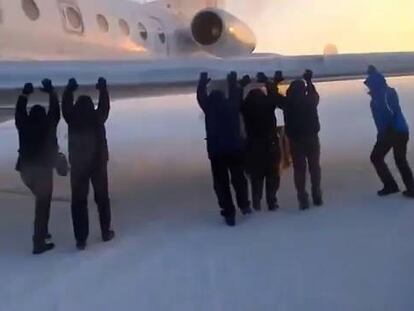 Varios pasajeros tuvieron que bajar de un avión en Siberia y empujarlo