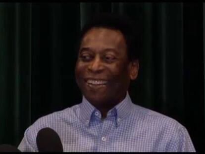 Pelé, durante su comparecencia de prensa a la salida del hospital.