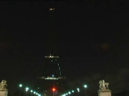 Así se ha apagado la Torre Eiffel como homenaje a las víctimas.