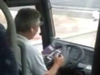 El conductor "wasapeando" mientras conduce.