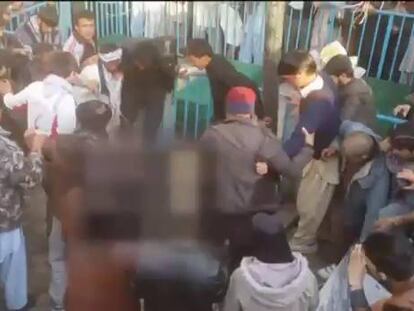 salvaje linchamiento de una mujer en Kabul.