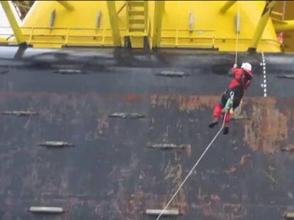 Greenpeace asalta una plataforma petrolífera que se dirigía al Ártico