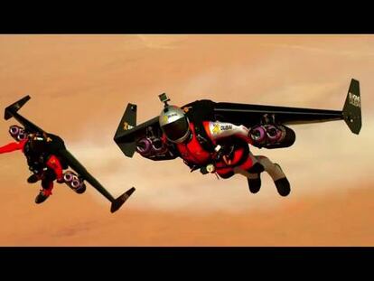 Dos hombres pájaro cruzan el cielo de Dubai