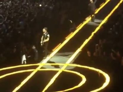 El guitarrista de U2 se cae del escenario durante un concierto