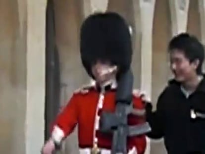 No te metas con un guardia de la Reina