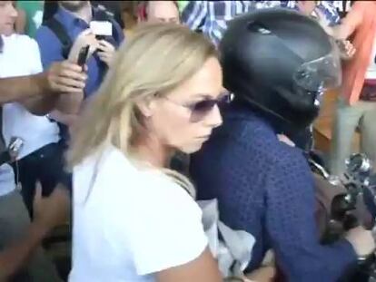 La mujer de Varufakis, sin casco y a lo loco