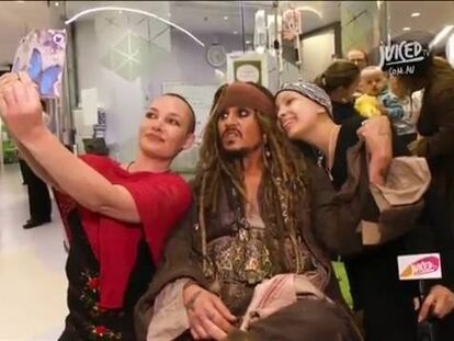 Jack Sparrow visita a niños enfermos