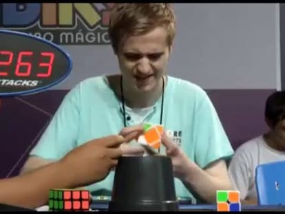 Participantes en el Campeonato mundial de cubo de Rubik compiten en Brasil.