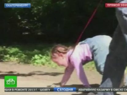 Rusia investiga las imágenes de una menor paseada con una correa de perro
