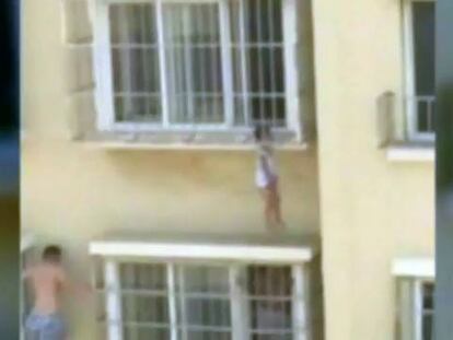 Rescate de un niño colgado de un cuarto