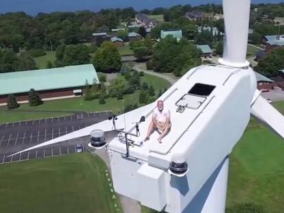 É assim que se tira uma soneca no alto de uma turbina eólica a 60m de altura