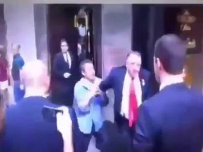 Un guardaespaldas de Donald Trump golpea a un manifestante mexicano