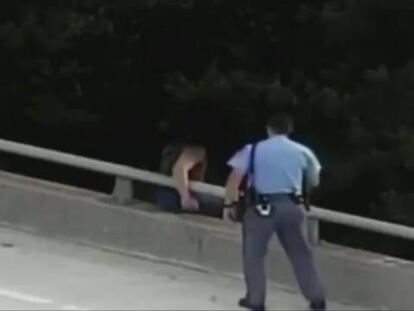El policía que salvó a un suicida con un abrazo