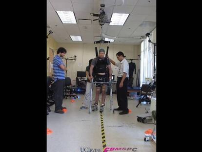 Tras un entrenamiento virtual, el sistema pudo interpretar las ondas cerebrales y convertirlas en instrucciones para los músculos.