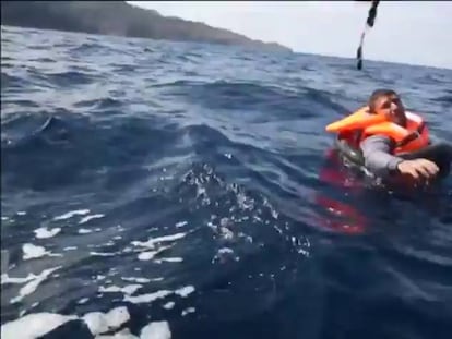 Un grupo de socorristas españoles rescata a tres refugiados junto a Lesbos