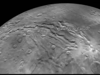 Vuela sobre Caronte, la luna más grande de Plutón