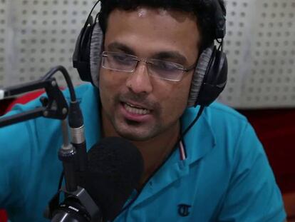 El obrero del textil bangladesí escucha Radio Sindicato