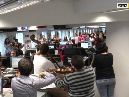 Una orquesta sorprende a los periodistas de la SER