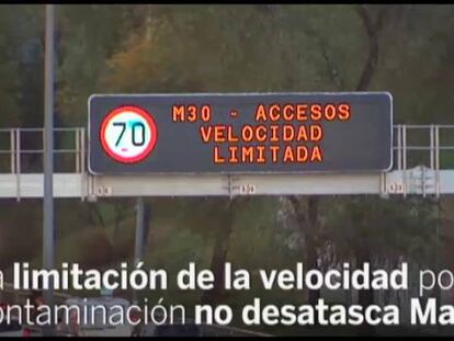 Un panel informa sobre la limitación de velocidad en Madrid, una medida que trata de eliminar la contaminación en la ciudad.