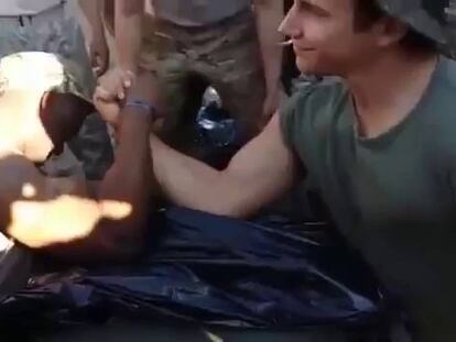 Un soldado español humilla a un marine en un pulso