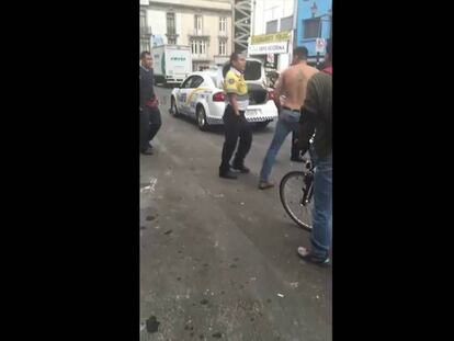 Brutal pelea entre un camionero y dos policías por una multa en México