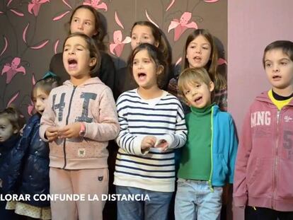 Niños interpretando una canción contra la violencia.