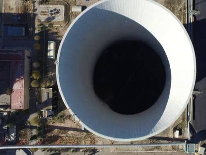 Así se viene abajo la torre de una central térmica