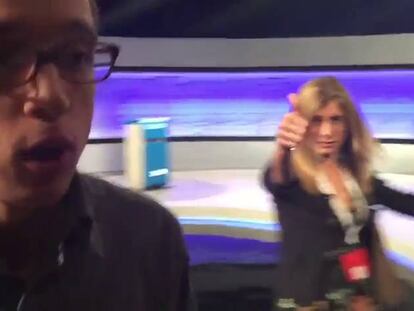 Begoña Gómez, detrás de Iñigo Errejón.