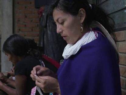 Jacinta, artesana, mujer, indígena, misak... lucha para mantener vivas sus tradiciones.