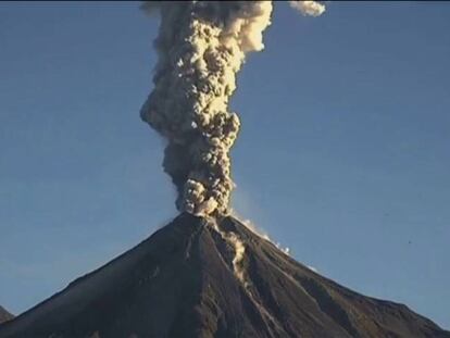 El volcán Colima de México entra en erupción y alcanza tres kilómetros