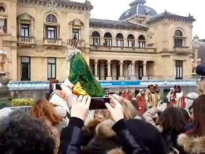 Melchor se cae del camello en San Sebastián