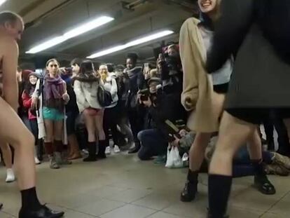 Varios pasajeros del Metro de Nueva York sin pantalones.