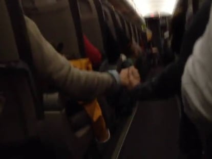 El susto de los pasajeros por un aterrizaje con viento cruzado en Bilbao