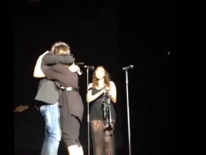Momento del abrazo de Alejandro Sanz y su hija.