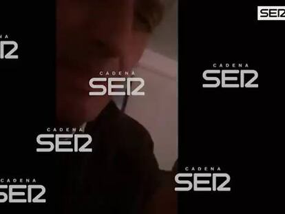 Francisco Camps, mientras se graba con su teléfono.