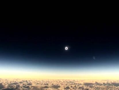 El eclipse solar del martes, visto desde un avión.