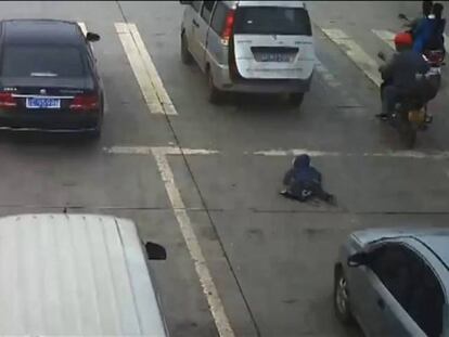 Un niño sobrevive a un atropello tras caer de un vehículo en marcha