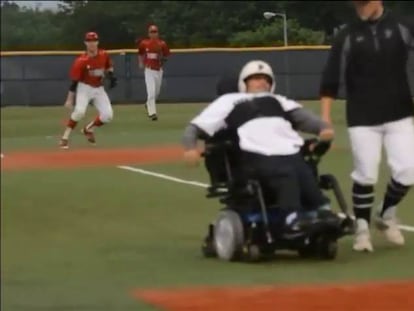 Christian Alfaro durante su participación en el juego de béisbol.