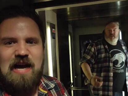 El cómico Mark Turpin y el actor Kristian Nairn (Hodor, en Juego de Tronos), al fondo.