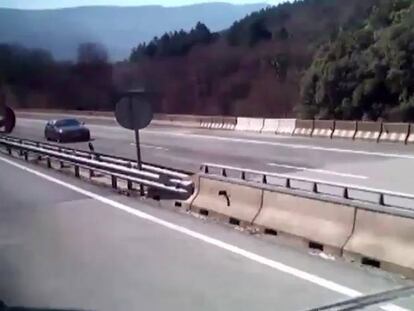 Un turismo conduce en sentido contrario en una autovía.