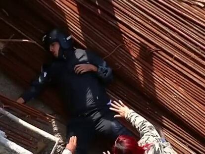 Un motorista sobrevive a un accidente tras salir disparado por un puente