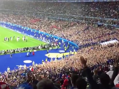 La afición de Islandia entonando su grito de guerra tras la derrota frente a Francia.