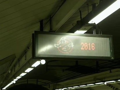 Un cartel electrónico de Metro de Madrid con el logo de los Cazafantasmas.