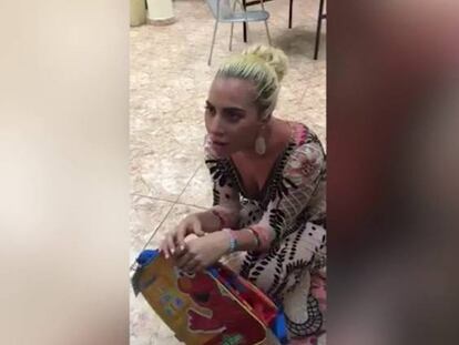 Lady Gaga le canta a unos niños huérfanos durante sus vacaciones en México